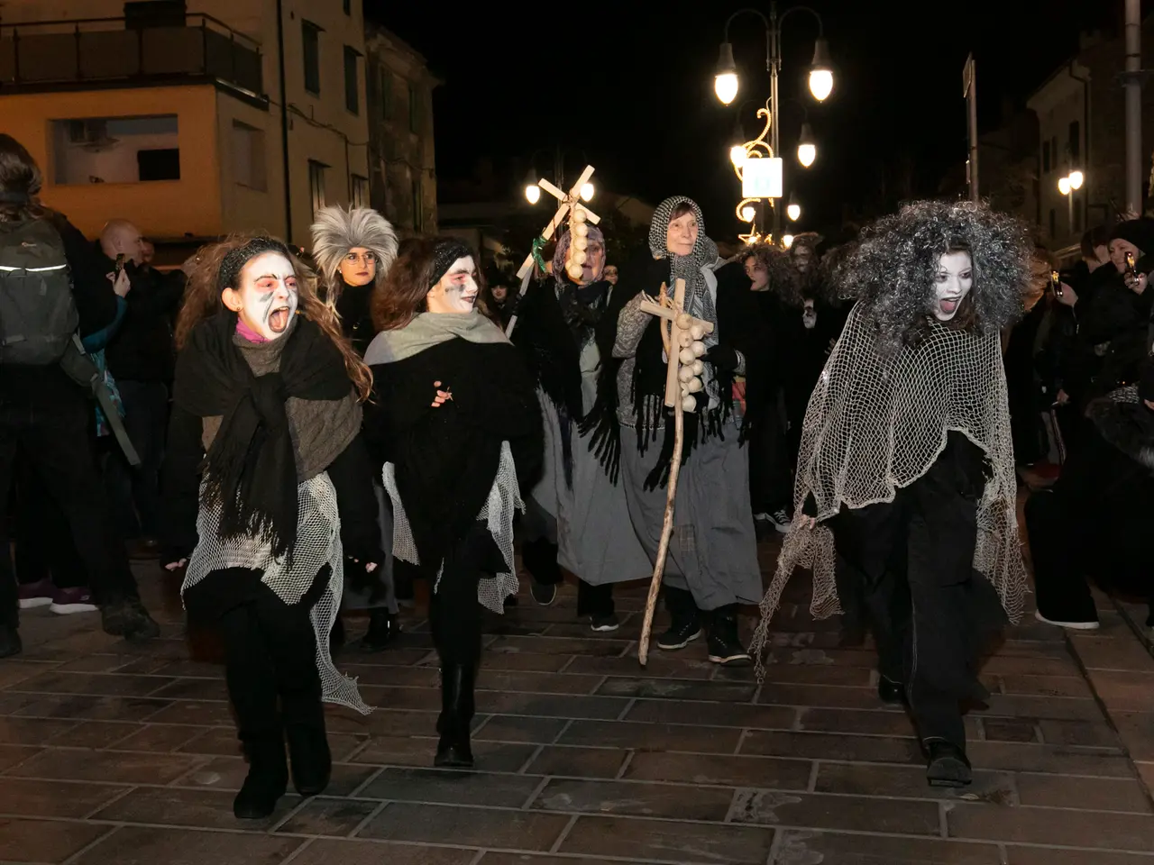 Una passata rievocazione delle Varvuole a Grado, con il loro inquietante arrivo