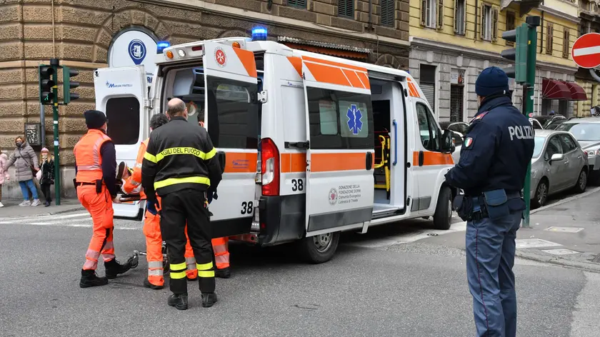 Sanitari del 118 e pompieri impegnati in un soccorso foto Bruni