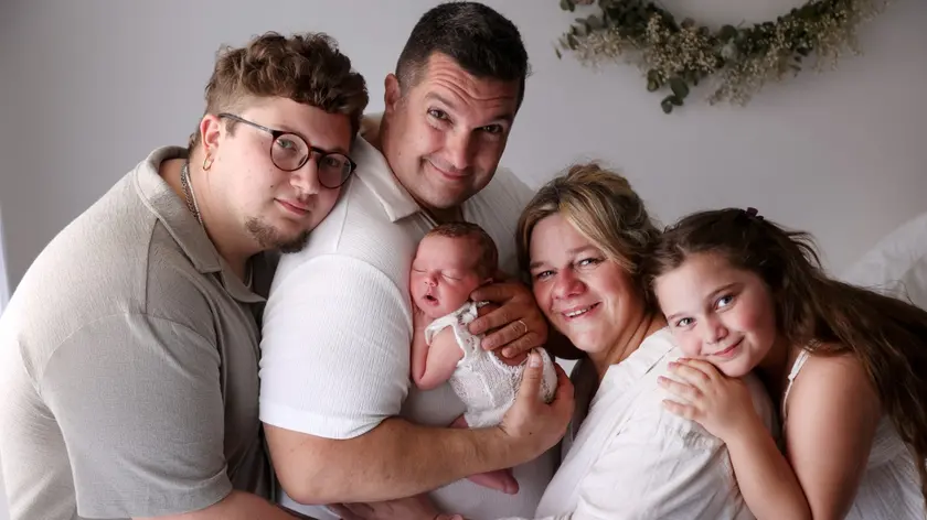 Mamma Marta e papà Paolo con Lisa assieme ai fratelli Greta e Leonardo nello scatto di Vittoria Mauro
