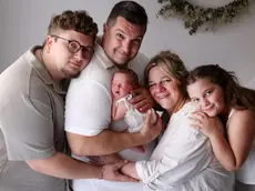 Mamma Marta e papà Paolo con Lisa assieme ai fratelli Greta e Leonardo nello scatto di Vittoria Mauro