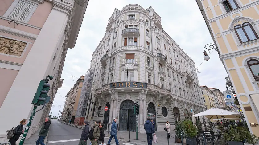 Palazzo Dreher visto da piazza della Borsa (foto Massimo Silvano)