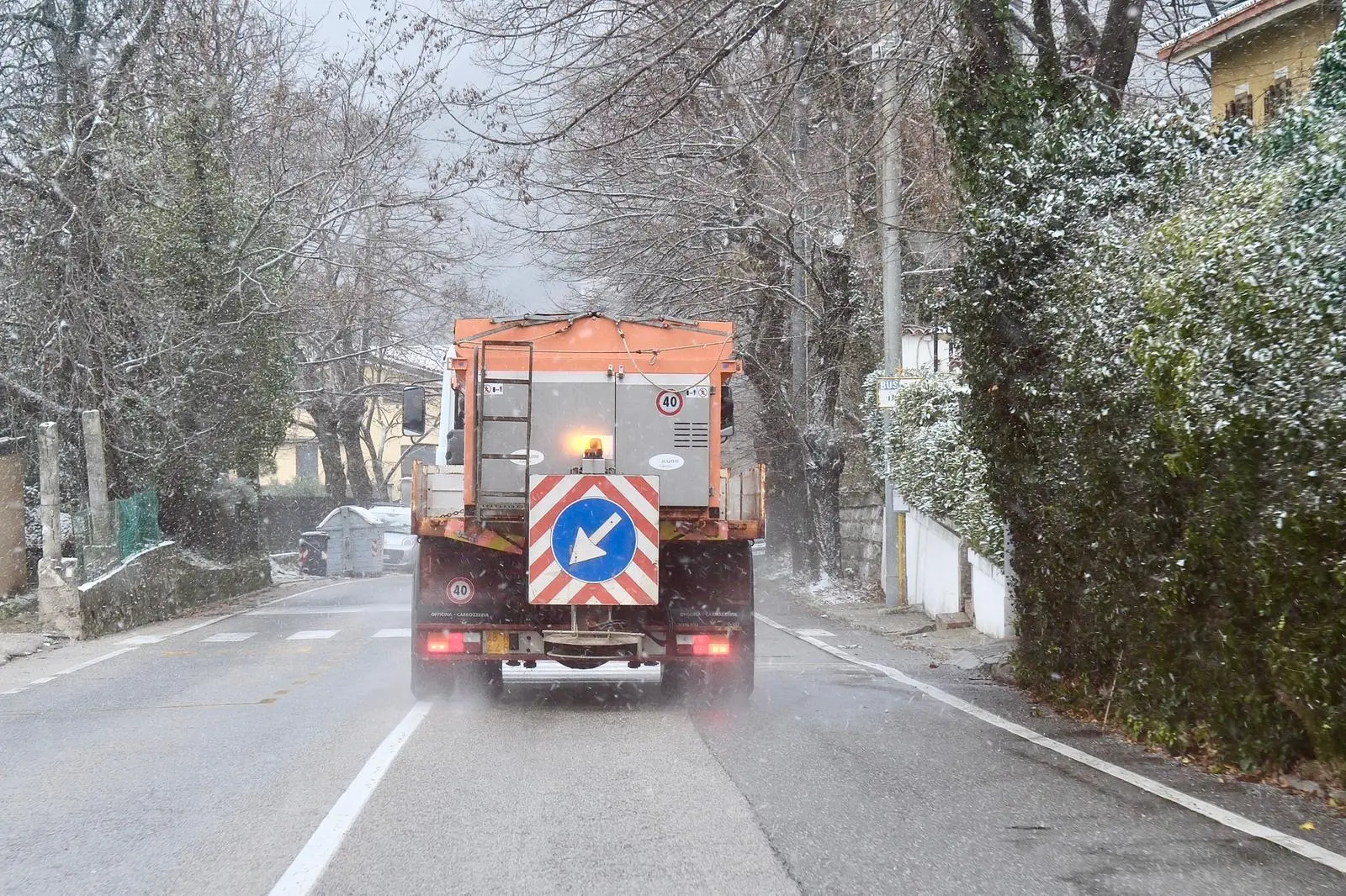 I mezzi spargisale in azione (foto Silvano)