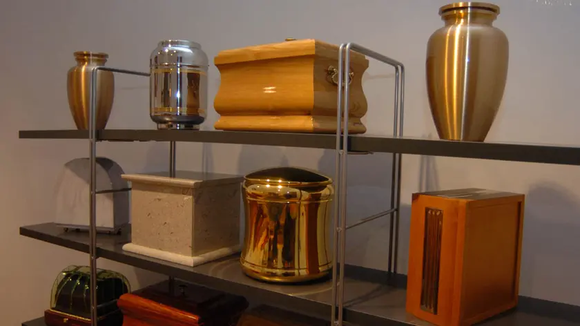 Alcune delle urne cinerarie proposte a Trieste (foto Bruni)