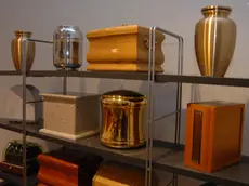 Alcune delle urne cinerarie proposte a Trieste (foto Bruni)