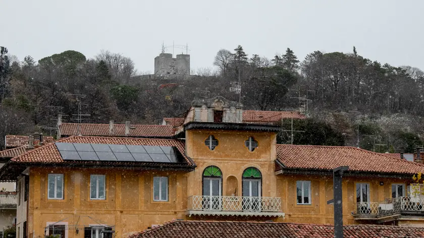 Il nevischio lambisce la Rocca a Monfalcone (Bonaventura)