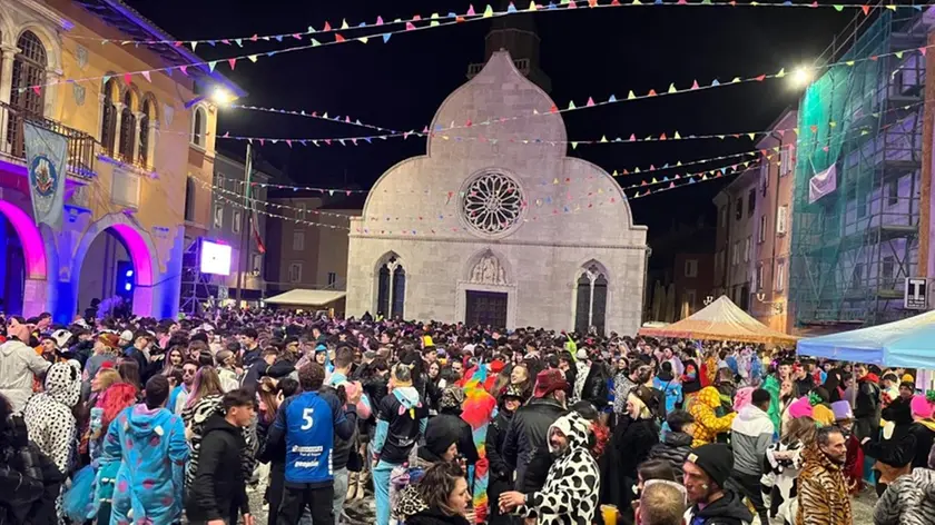 Piazza Marconi gremita di gente per il Carnevale di Muggia