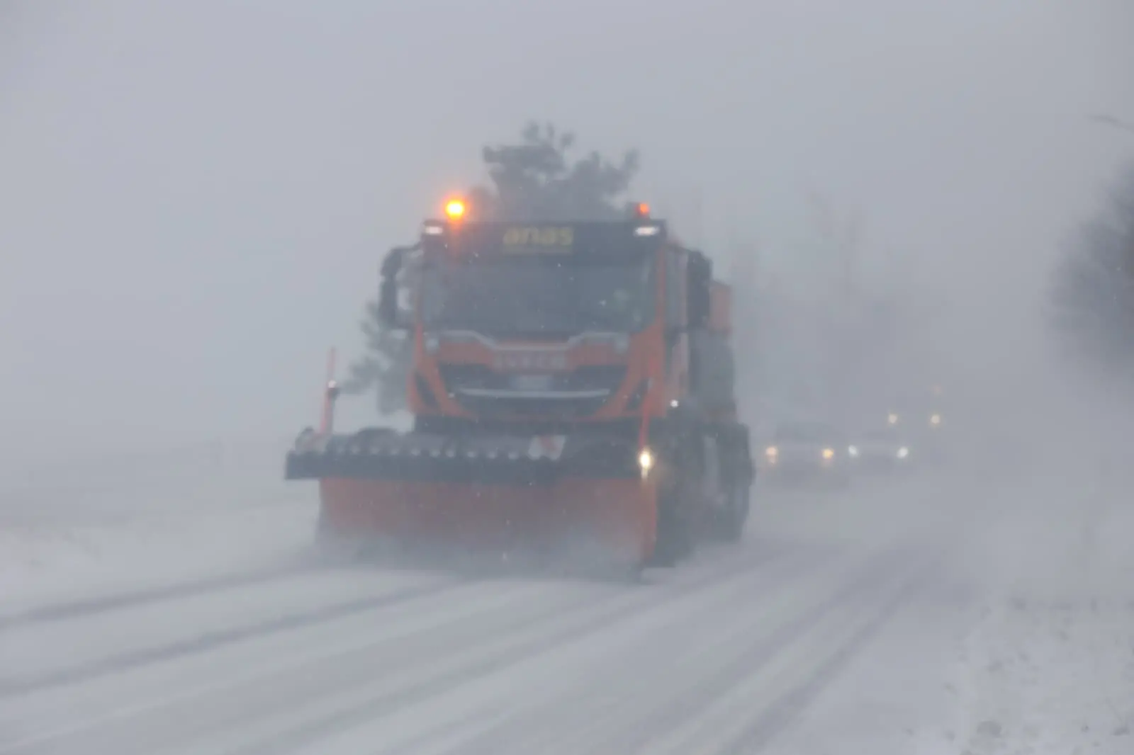 Lo spazzaneve in azione sul Carso a Pesek (Lasorte)