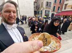 Le spillette della Fenice distribuiti al Concerto di Capodanno