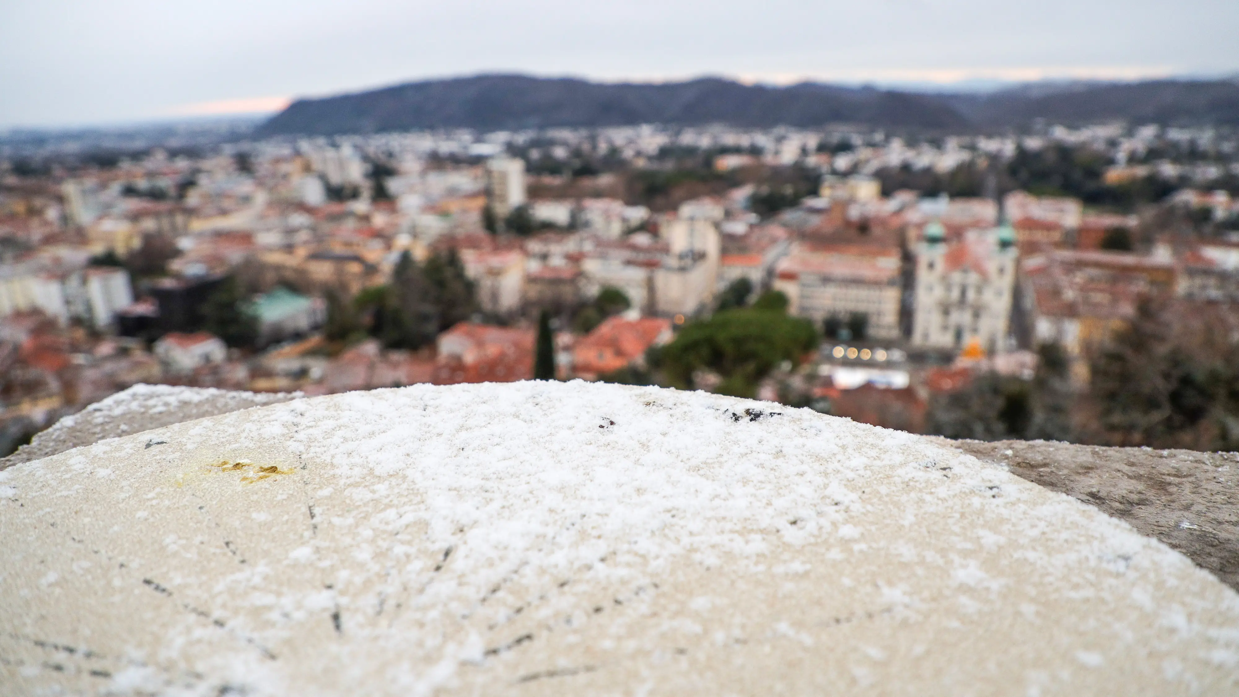 A Gorizia città la neve ha iniziato ad attecchire in alcune zone, soprattutto nei quartieri periferici, mentre in centro l’effetto è stato più contenuto. Nel primo pomeriggio si è comunque potuta osservare una lieve coltre bianca, destinata però a sciogliersi nel giro di poco tempo a causa delle temperature non particolarmente rigide. La situazione è rimasta sotto controllo anche grazie alla prevenzione messa in atto dai Comuni, che avevano già provveduto a spargere il sale sulle strade, evitando così disagi alla circolazione (Foto Tibaldi)