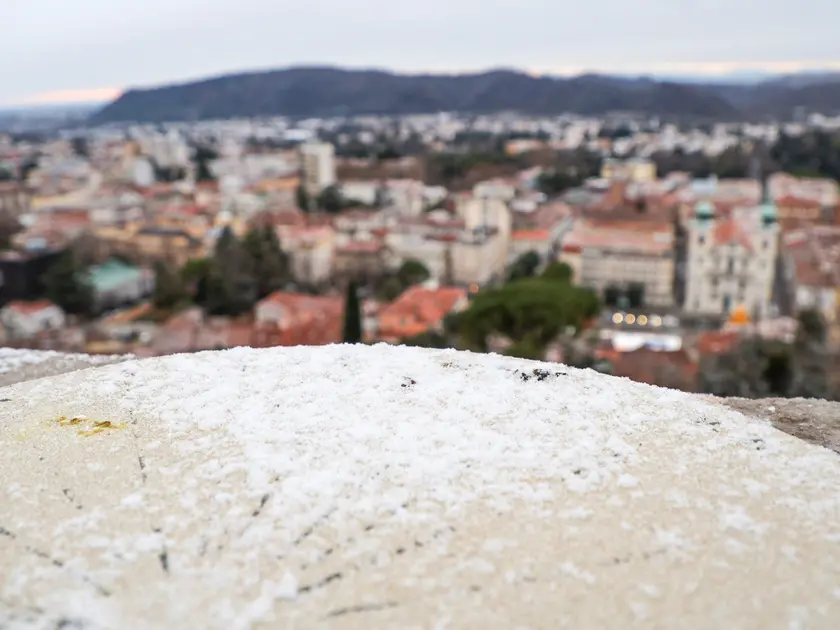 A Gorizia città la neve ha iniziato ad attecchire in alcune zone, soprattutto nei quartieri periferici, mentre in centro l’effetto è stato più contenuto. Nel primo pomeriggio si è comunque potuta osservare una lieve coltre bianca, destinata però a sciogliersi nel giro di poco tempo a causa delle temperature non particolarmente rigide. La situazione è rimasta sotto controllo anche grazie alla prevenzione messa in atto dai Comuni, che avevano già provveduto a spargere il sale sulle strade, evitando così disagi alla circolazione (Foto Tibaldi)