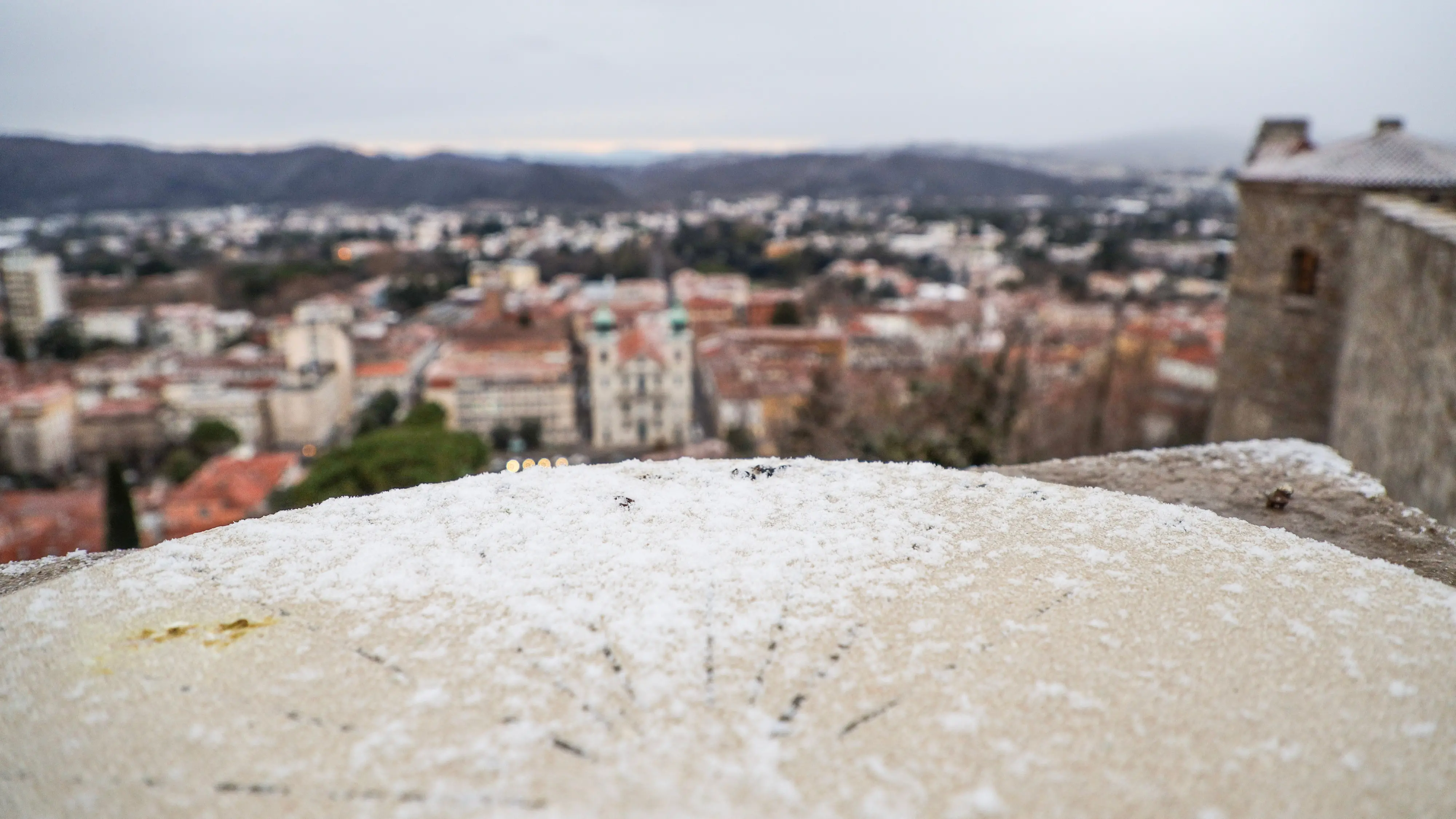 A Gorizia città la neve ha iniziato ad attecchire in alcune zone, soprattutto nei quartieri periferici, mentre in centro l’effetto è stato più contenuto. Nel primo pomeriggio si è comunque potuta osservare una lieve coltre bianca, destinata però a sciogliersi nel giro di poco tempo a causa delle temperature non particolarmente rigide. La situazione è rimasta sotto controllo anche grazie alla prevenzione messa in atto dai Comuni, che avevano già provveduto a spargere il sale sulle strade, evitando così disagi alla circolazione (Foto Tibaldi)