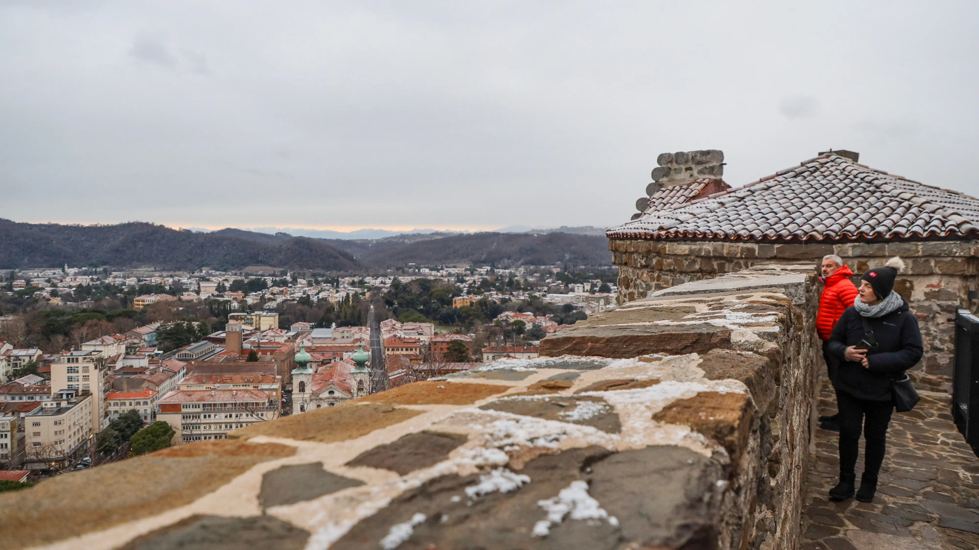 A Gorizia città la neve ha iniziato ad attecchire in alcune zone, soprattutto nei quartieri periferici, mentre in centro l’effetto è stato più contenuto. Nel primo pomeriggio si è comunque potuta osservare una lieve coltre bianca, destinata però a sciogliersi nel giro di poco tempo a causa delle temperature non particolarmente rigide. La situazione è rimasta sotto controllo anche grazie alla prevenzione messa in atto dai Comuni, che avevano già provveduto a spargere il sale sulle strade, evitando così disagi alla circolazione (Foto Tibaldi)