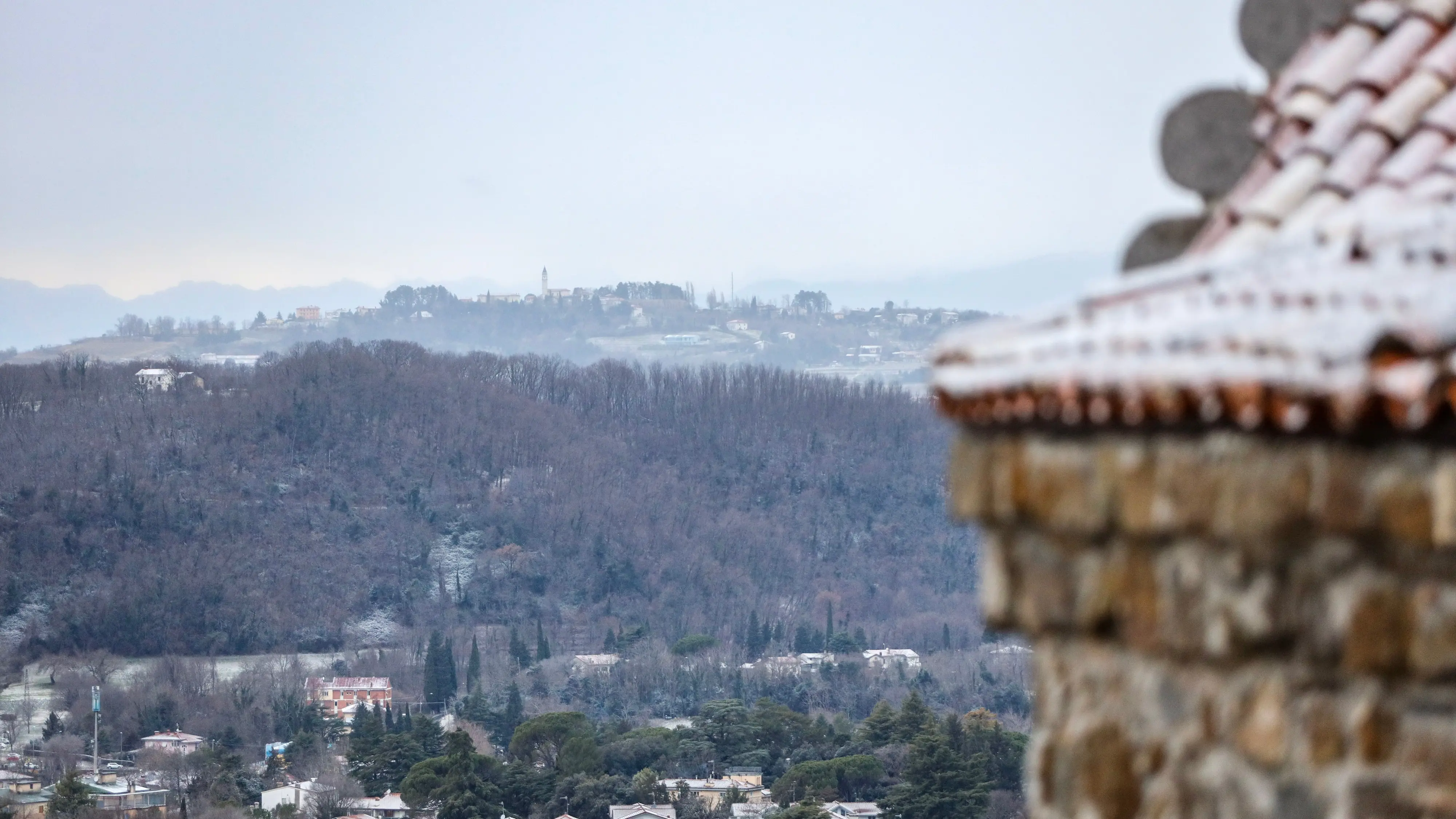 A Gorizia città la neve ha iniziato ad attecchire in alcune zone, soprattutto nei quartieri periferici, mentre in centro l’effetto è stato più contenuto. Nel primo pomeriggio si è comunque potuta osservare una lieve coltre bianca, destinata però a sciogliersi nel giro di poco tempo a causa delle temperature non particolarmente rigide. La situazione è rimasta sotto controllo anche grazie alla prevenzione messa in atto dai Comuni, che avevano già provveduto a spargere il sale sulle strade, evitando così disagi alla circolazione (Foto Tibaldi)