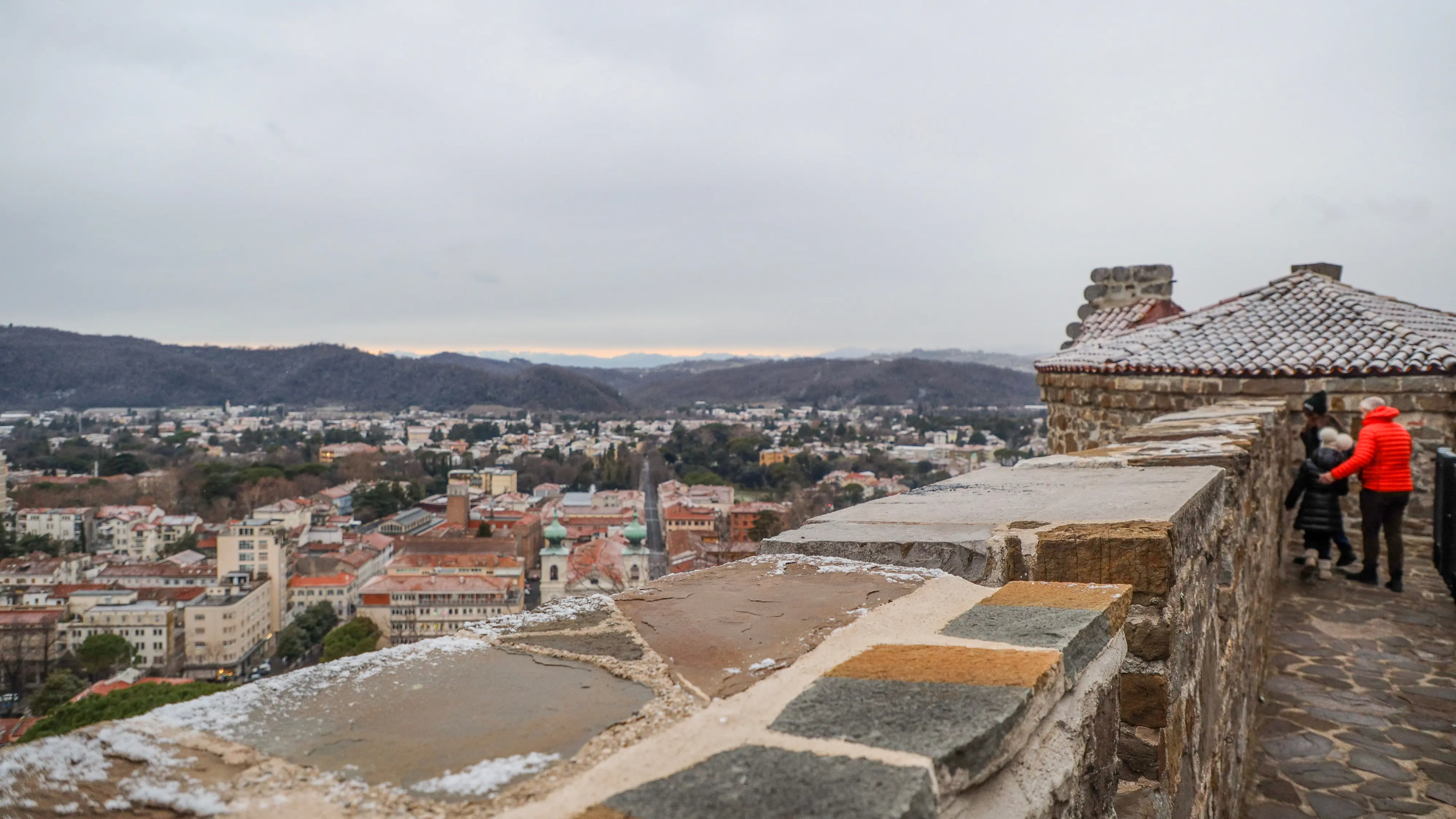 A Gorizia città la neve ha iniziato ad attecchire in alcune zone, soprattutto nei quartieri periferici, mentre in centro l’effetto è stato più contenuto. Nel primo pomeriggio si è comunque potuta osservare una lieve coltre bianca, destinata però a sciogliersi nel giro di poco tempo a causa delle temperature non particolarmente rigide. La situazione è rimasta sotto controllo anche grazie alla prevenzione messa in atto dai Comuni, che avevano già provveduto a spargere il sale sulle strade, evitando così disagi alla circolazione (Foto Tibaldi)