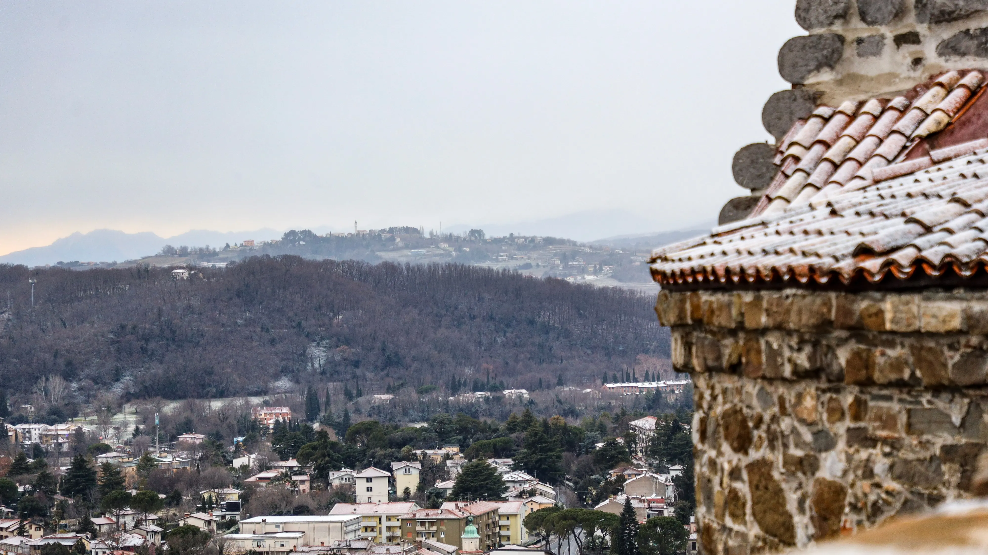 A Gorizia città la neve ha iniziato ad attecchire in alcune zone, soprattutto nei quartieri periferici, mentre in centro l’effetto è stato più contenuto. Nel primo pomeriggio si è comunque potuta osservare una lieve coltre bianca, destinata però a sciogliersi nel giro di poco tempo a causa delle temperature non particolarmente rigide. La situazione è rimasta sotto controllo anche grazie alla prevenzione messa in atto dai Comuni, che avevano già provveduto a spargere il sale sulle strade, evitando così disagi alla circolazione (Foto Tibaldi)