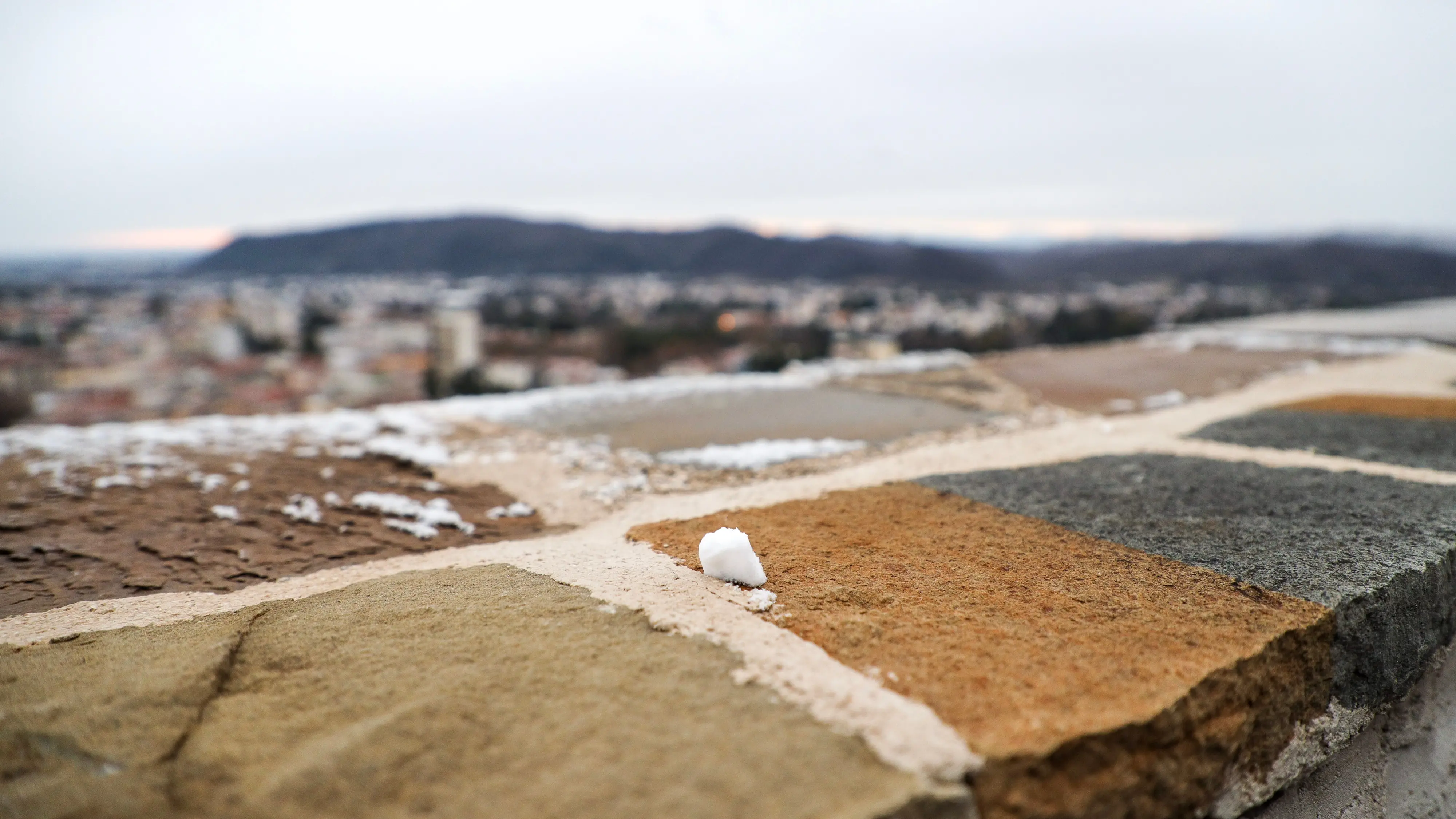 A Gorizia città la neve ha iniziato ad attecchire in alcune zone, soprattutto nei quartieri periferici, mentre in centro l’effetto è stato più contenuto. Nel primo pomeriggio si è comunque potuta osservare una lieve coltre bianca, destinata però a sciogliersi nel giro di poco tempo a causa delle temperature non particolarmente rigide. La situazione è rimasta sotto controllo anche grazie alla prevenzione messa in atto dai Comuni, che avevano già provveduto a spargere il sale sulle strade, evitando così disagi alla circolazione (Foto Tibaldi)