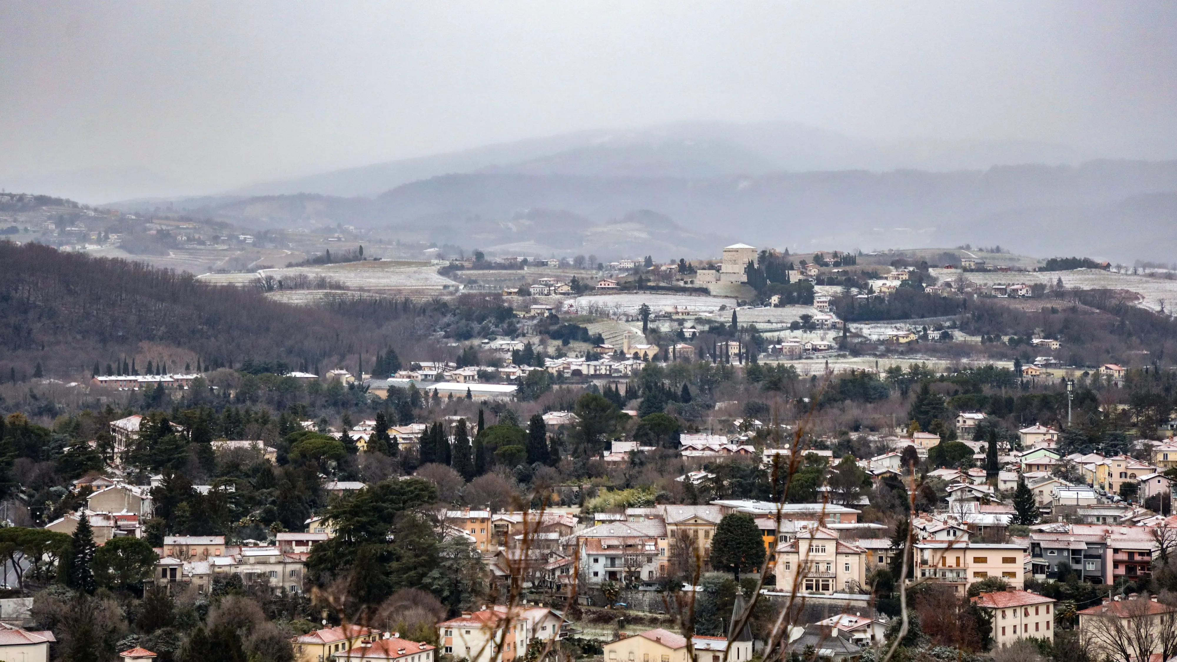 A Gorizia città la neve ha iniziato ad attecchire in alcune zone, soprattutto nei quartieri periferici, mentre in centro l’effetto è stato più contenuto. Nel primo pomeriggio si è comunque potuta osservare una lieve coltre bianca, destinata però a sciogliersi nel giro di poco tempo a causa delle temperature non particolarmente rigide. La situazione è rimasta sotto controllo anche grazie alla prevenzione messa in atto dai Comuni, che avevano già provveduto a spargere il sale sulle strade, evitando così disagi alla circolazione (Foto Tibaldi)