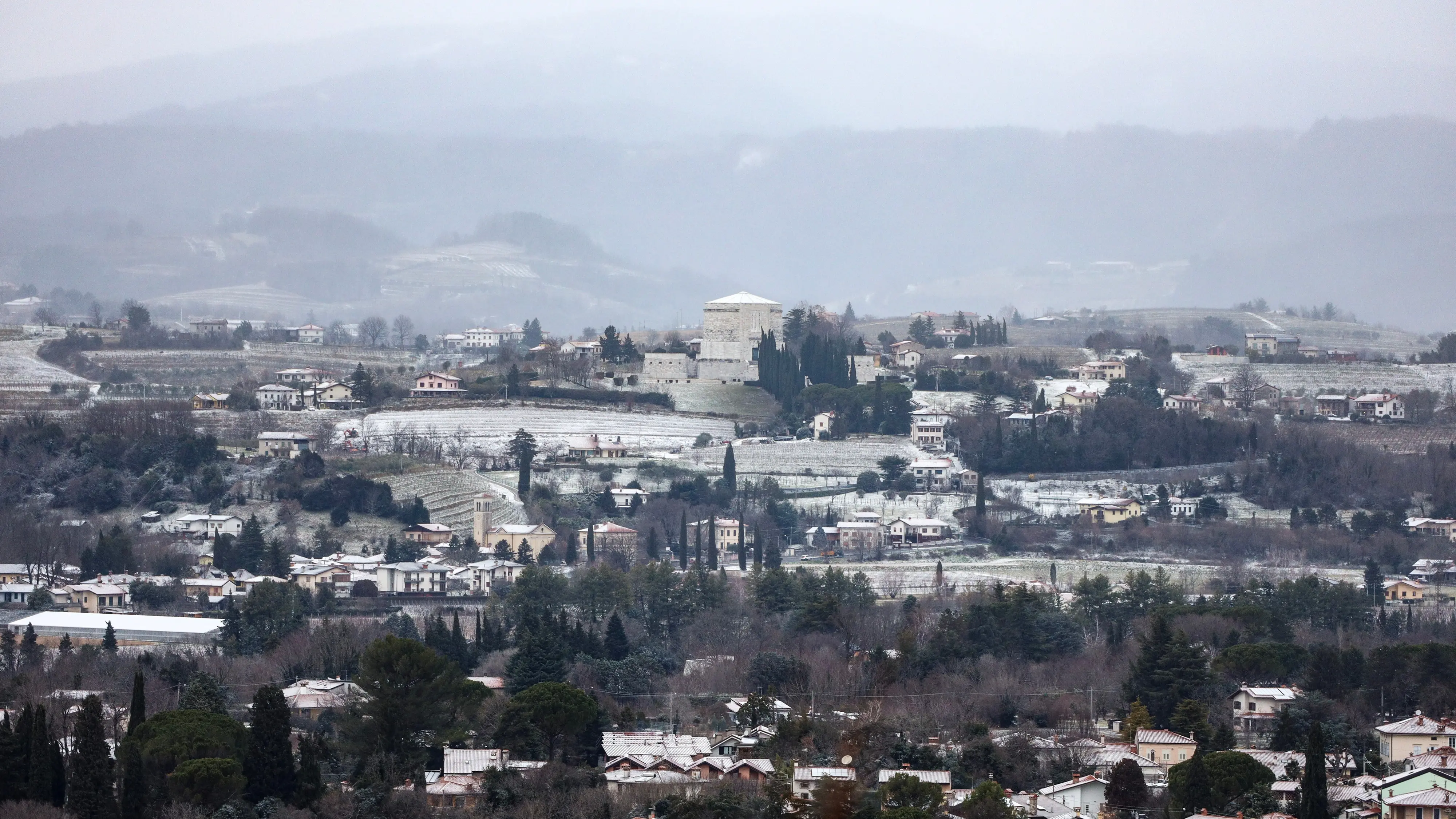 A Gorizia città la neve ha iniziato ad attecchire in alcune zone, soprattutto nei quartieri periferici, mentre in centro l’effetto è stato più contenuto. Nel primo pomeriggio si è comunque potuta osservare una lieve coltre bianca, destinata però a sciogliersi nel giro di poco tempo a causa delle temperature non particolarmente rigide. La situazione è rimasta sotto controllo anche grazie alla prevenzione messa in atto dai Comuni, che avevano già provveduto a spargere il sale sulle strade, evitando così disagi alla circolazione (Foto Tibaldi)