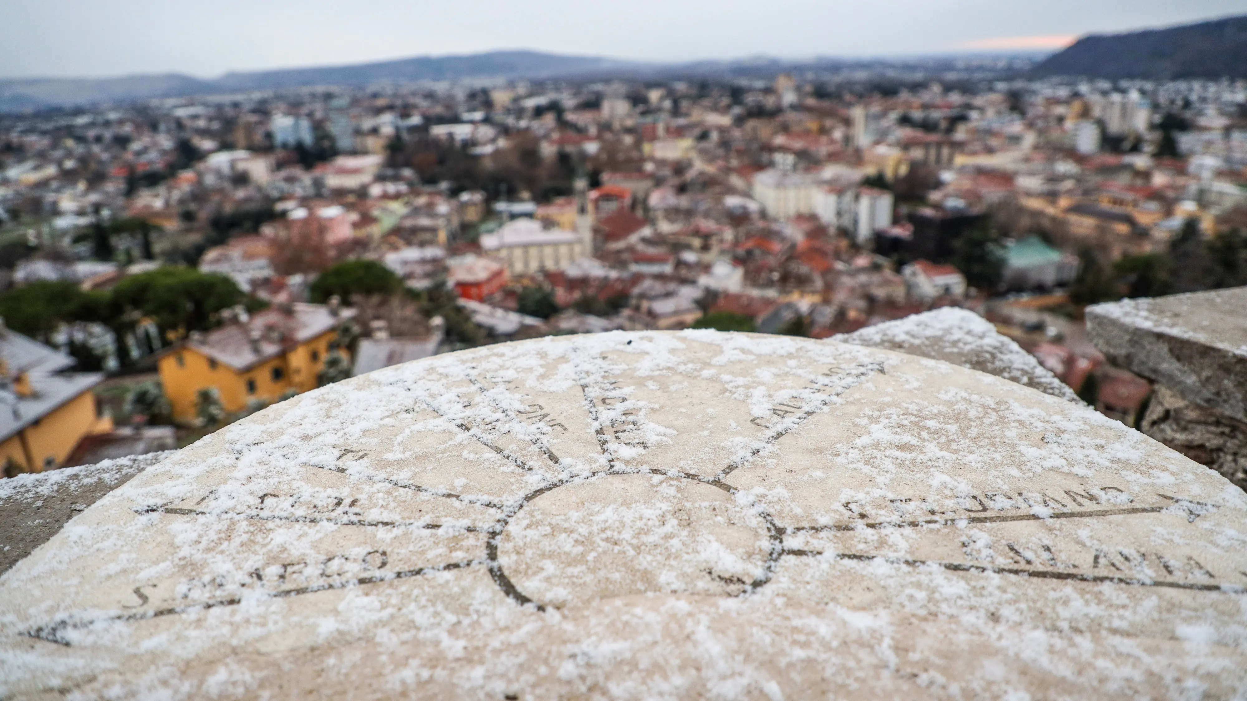 A Gorizia città la neve ha iniziato ad attecchire in alcune zone, soprattutto nei quartieri periferici, mentre in centro l’effetto è stato più contenuto. Nel primo pomeriggio si è comunque potuta osservare una lieve coltre bianca, destinata però a sciogliersi nel giro di poco tempo a causa delle temperature non particolarmente rigide. La situazione è rimasta sotto controllo anche grazie alla prevenzione messa in atto dai Comuni, che avevano già provveduto a spargere il sale sulle strade, evitando così disagi alla circolazione (Foto Tibaldi)