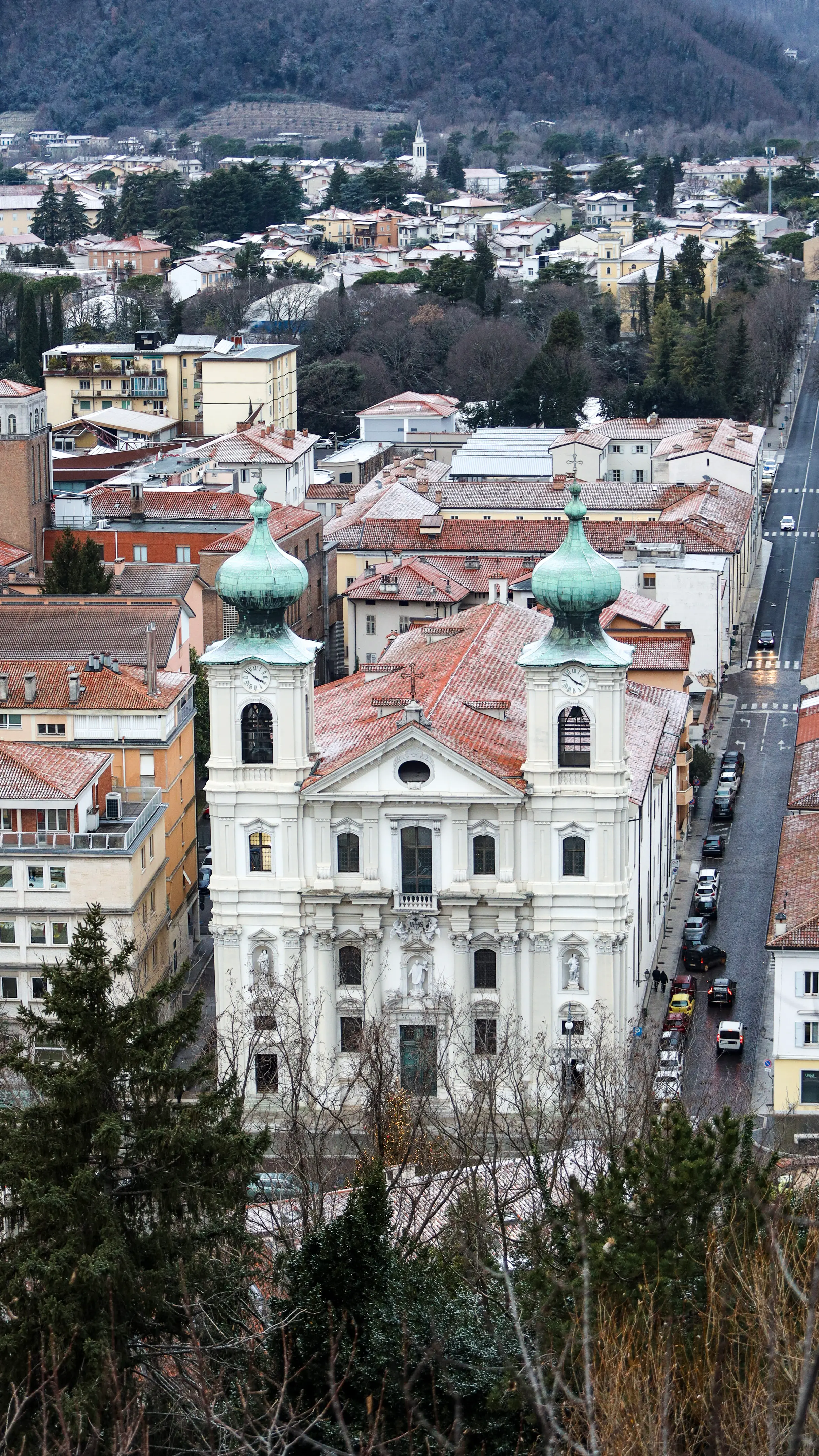 A Gorizia città la neve ha iniziato ad attecchire in alcune zone, soprattutto nei quartieri periferici, mentre in centro l’effetto è stato più contenuto. Nel primo pomeriggio si è comunque potuta osservare una lieve coltre bianca, destinata però a sciogliersi nel giro di poco tempo a causa delle temperature non particolarmente rigide. La situazione è rimasta sotto controllo anche grazie alla prevenzione messa in atto dai Comuni, che avevano già provveduto a spargere il sale sulle strade, evitando così disagi alla circolazione (Foto Tibaldi)