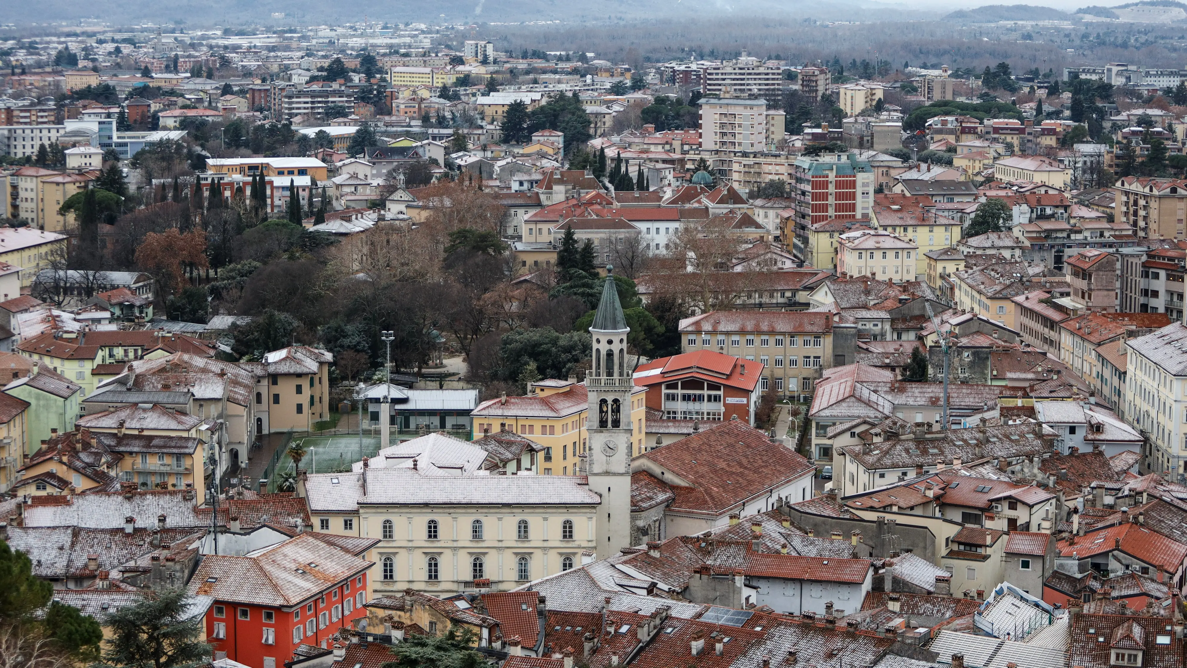 A Gorizia città la neve ha iniziato ad attecchire in alcune zone, soprattutto nei quartieri periferici, mentre in centro l’effetto è stato più contenuto. Nel primo pomeriggio si è comunque potuta osservare una lieve coltre bianca, destinata però a sciogliersi nel giro di poco tempo a causa delle temperature non particolarmente rigide. La situazione è rimasta sotto controllo anche grazie alla prevenzione messa in atto dai Comuni, che avevano già provveduto a spargere il sale sulle strade, evitando così disagi alla circolazione (Foto Tibaldi)