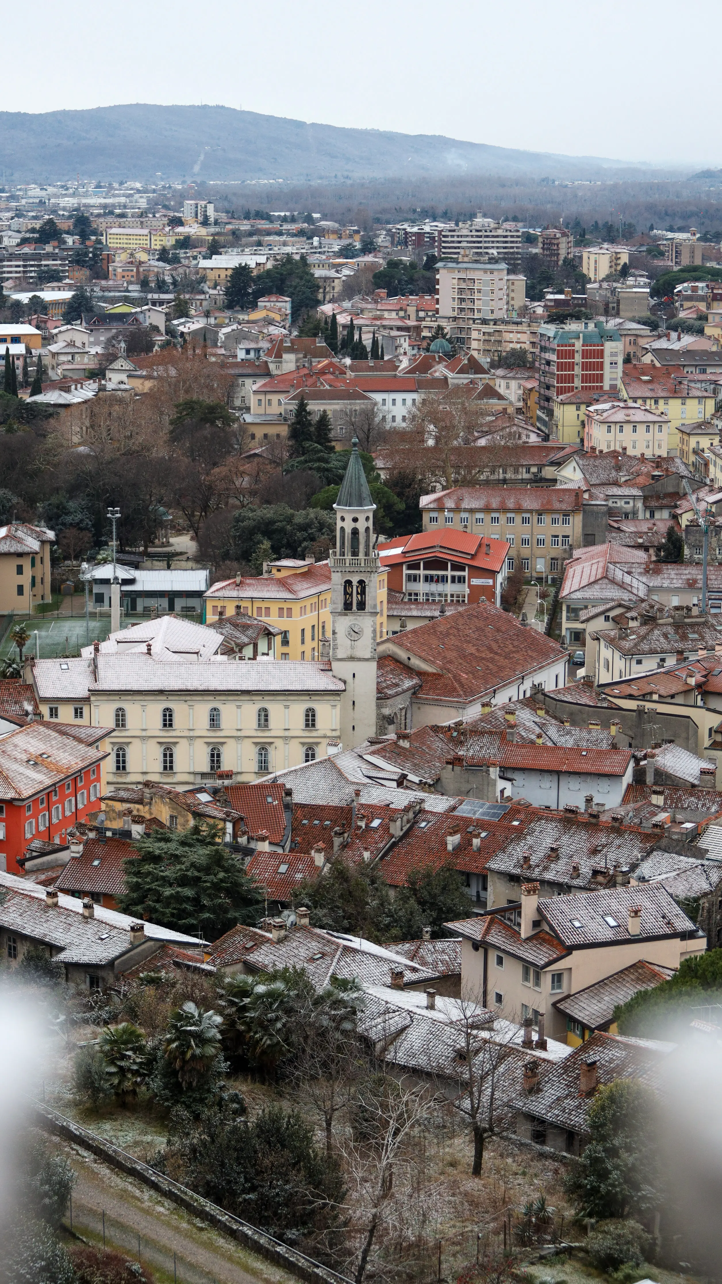 A Gorizia città la neve ha iniziato ad attecchire in alcune zone, soprattutto nei quartieri periferici, mentre in centro l’effetto è stato più contenuto. Nel primo pomeriggio si è comunque potuta osservare una lieve coltre bianca, destinata però a sciogliersi nel giro di poco tempo a causa delle temperature non particolarmente rigide. La situazione è rimasta sotto controllo anche grazie alla prevenzione messa in atto dai Comuni, che avevano già provveduto a spargere il sale sulle strade, evitando così disagi alla circolazione (Foto Tibaldi)