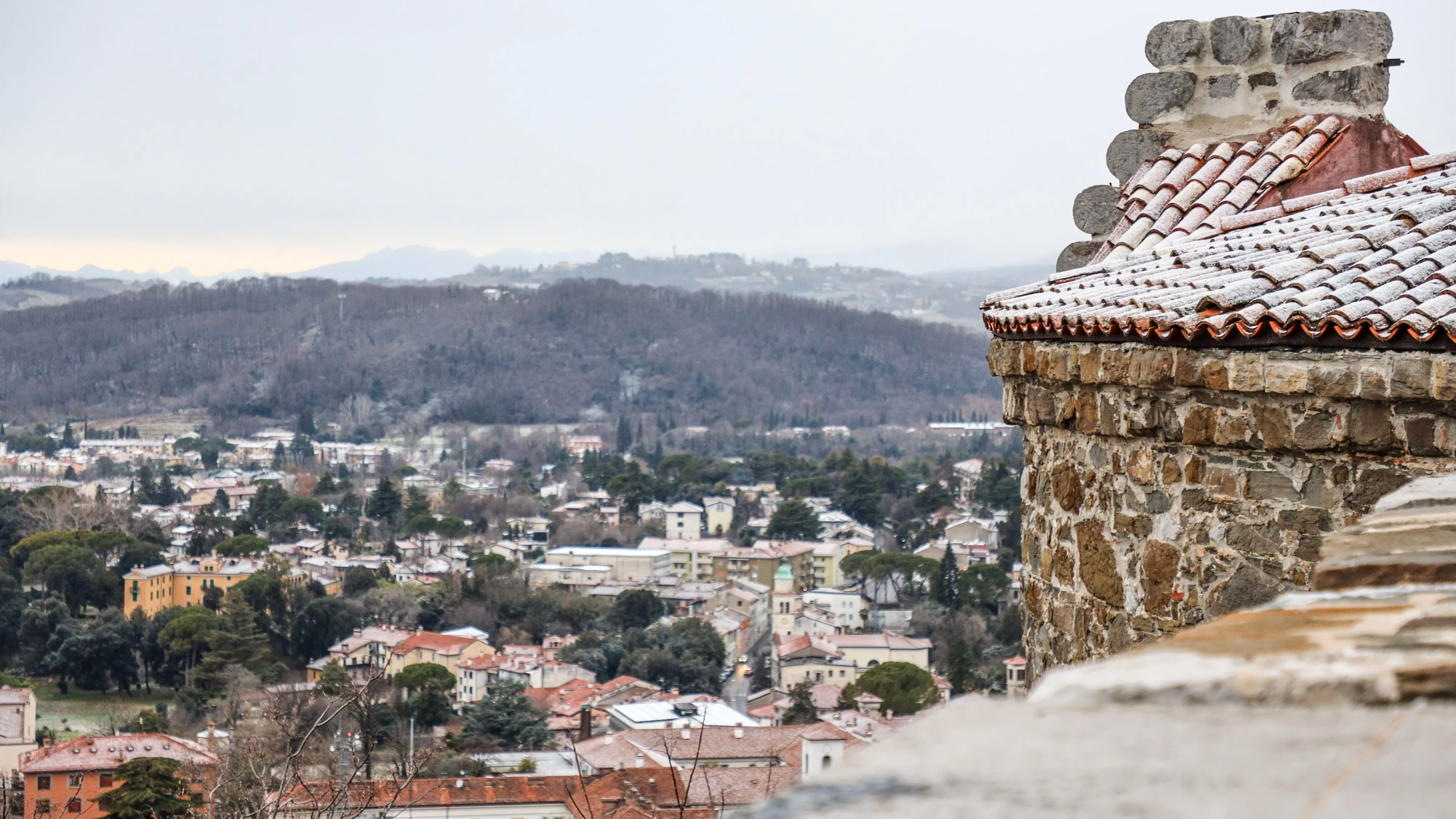 A Gorizia città la neve ha iniziato ad attecchire in alcune zone, soprattutto nei quartieri periferici, mentre in centro l’effetto è stato più contenuto. Nel primo pomeriggio si è comunque potuta osservare una lieve coltre bianca, destinata però a sciogliersi nel giro di poco tempo a causa delle temperature non particolarmente rigide. La situazione è rimasta sotto controllo anche grazie alla prevenzione messa in atto dai Comuni, che avevano già provveduto a spargere il sale sulle strade, evitando così disagi alla circolazione (Foto Tibaldi)