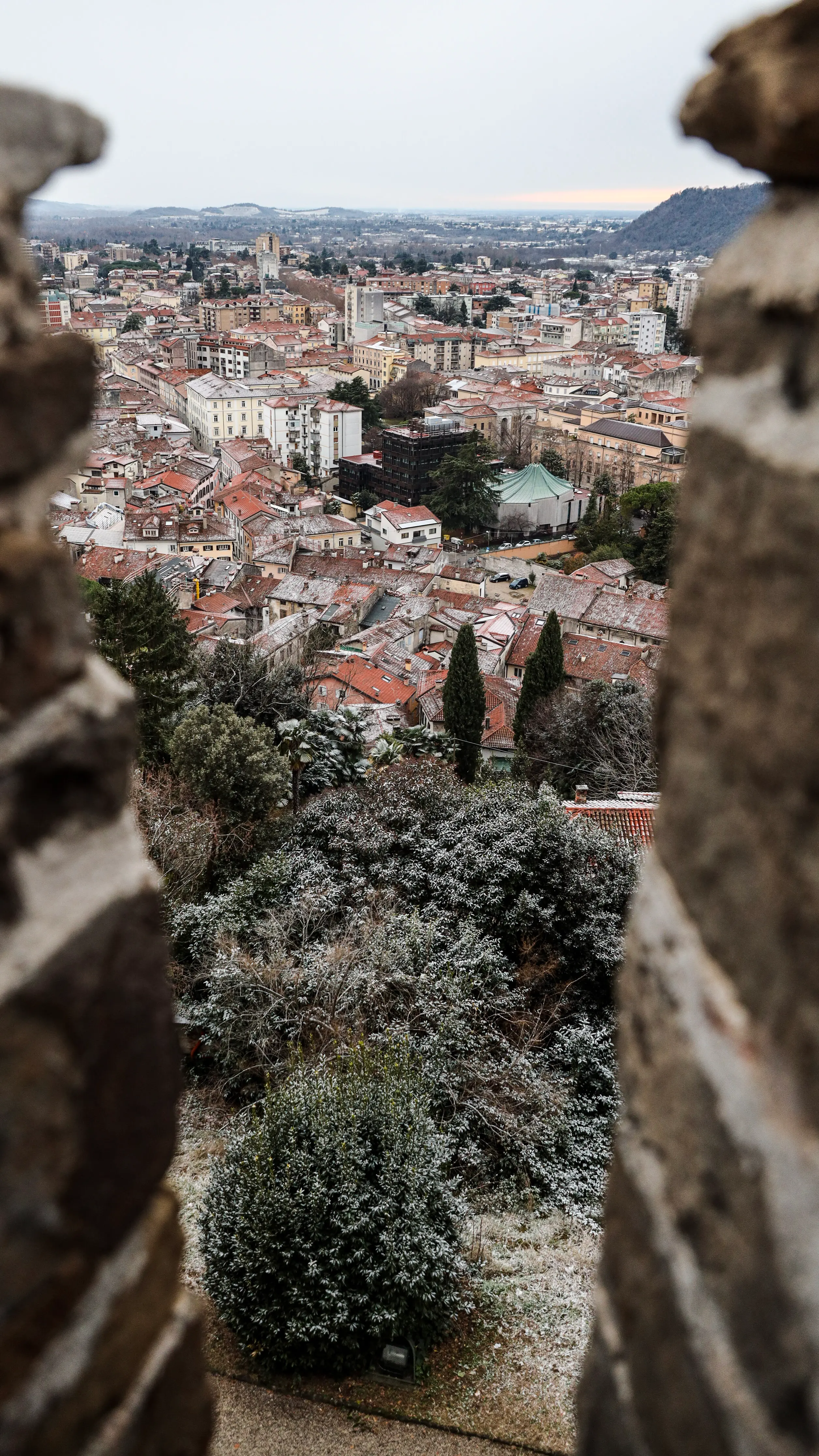 A Gorizia città la neve ha iniziato ad attecchire in alcune zone, soprattutto nei quartieri periferici, mentre in centro l’effetto è stato più contenuto. Nel primo pomeriggio si è comunque potuta osservare una lieve coltre bianca, destinata però a sciogliersi nel giro di poco tempo a causa delle temperature non particolarmente rigide. La situazione è rimasta sotto controllo anche grazie alla prevenzione messa in atto dai Comuni, che avevano già provveduto a spargere il sale sulle strade, evitando così disagi alla circolazione (Foto Tibaldi)