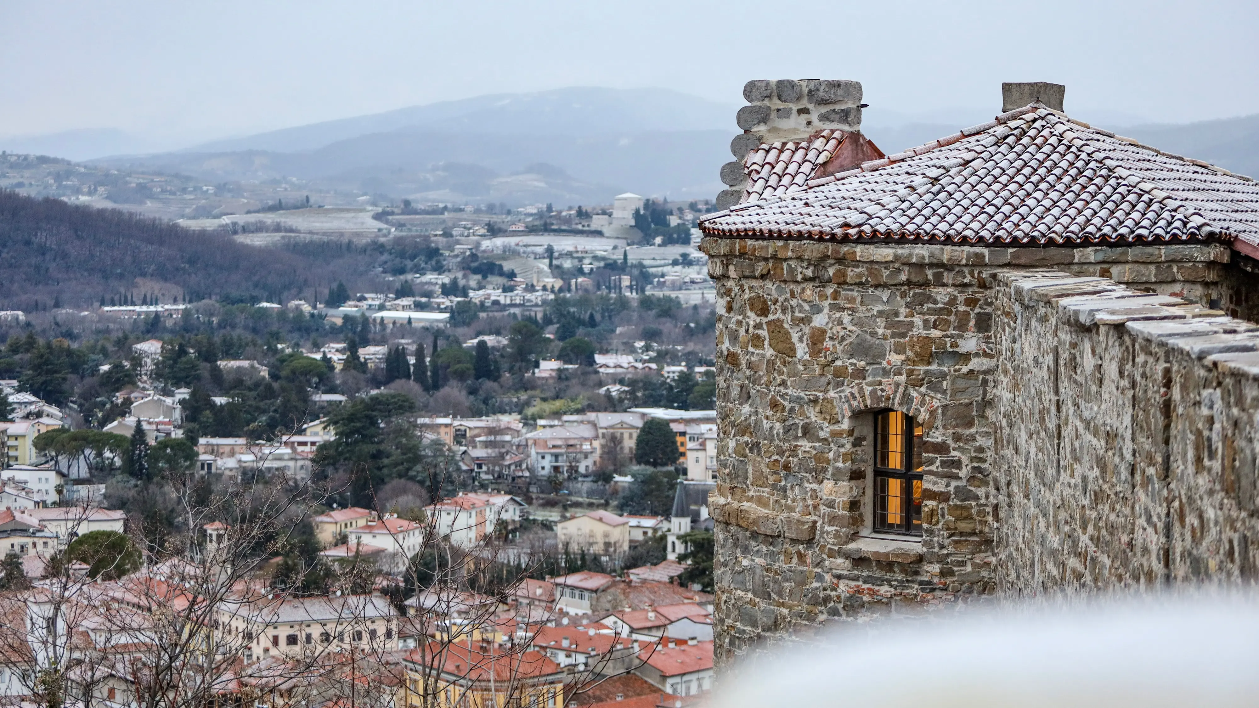 A Gorizia città la neve ha iniziato ad attecchire in alcune zone, soprattutto nei quartieri periferici, mentre in centro l’effetto è stato più contenuto. Nel primo pomeriggio si è comunque potuta osservare una lieve coltre bianca, destinata però a sciogliersi nel giro di poco tempo a causa delle temperature non particolarmente rigide. La situazione è rimasta sotto controllo anche grazie alla prevenzione messa in atto dai Comuni, che avevano già provveduto a spargere il sale sulle strade, evitando così disagi alla circolazione (Foto Tibaldi)