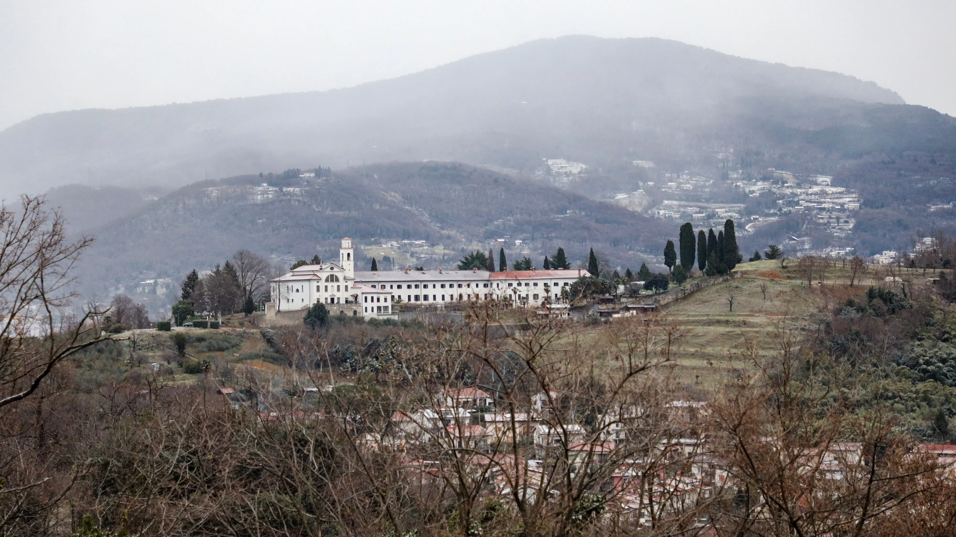 A Gorizia città la neve ha iniziato ad attecchire in alcune zone, soprattutto nei quartieri periferici, mentre in centro l’effetto è stato più contenuto. Nel primo pomeriggio si è comunque potuta osservare una lieve coltre bianca, destinata però a sciogliersi nel giro di poco tempo a causa delle temperature non particolarmente rigide. La situazione è rimasta sotto controllo anche grazie alla prevenzione messa in atto dai Comuni, che avevano già provveduto a spargere il sale sulle strade, evitando così disagi alla circolazione (Foto Tibaldi)