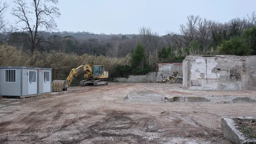 La demolizione di Villa Cossich a Muggia (foto Silvano)