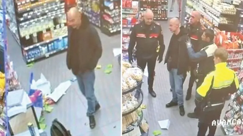 I fotogrammi presi dal video delle telecamere del Conad mostrano il 36enne croato mentre dà un calcio agli scaffali, e viene fermato dalle forze dell’ordine e poi portato via