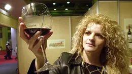 20050405-ROMA-ECO-VINITALY: GALATEO DEL BUON BERE PARTENDO DAL BICCHIERE- Una foto d'archivio mostra una donna alza un calice di vino rosso al salone del vino di Torino. Non solo incolore, inodore e possibilmente di cristallo, ma deve essere tondo, panciuto, a gambo lungo, a gambo corto o, ancora, affusolato come un flute. Saranno le caratteristiche del vino ad imporne la scelta. Alla vigilia dell'edizione 2005 del Vinitaly a Veronafiere, arriva il galateo del saper bere. STRINGER /ANSA /DEB