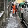 La salatura delle strade a Longera mercoledì mattina (fotoservizio Andrea Lasorte)