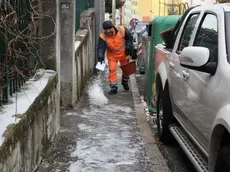 La salatura delle strade a Longera mercoledì mattina (fotoservizio Andrea Lasorte)