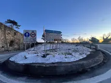 bivio ad H ripulito resta innevato e ghiacciato nello spartitraffico