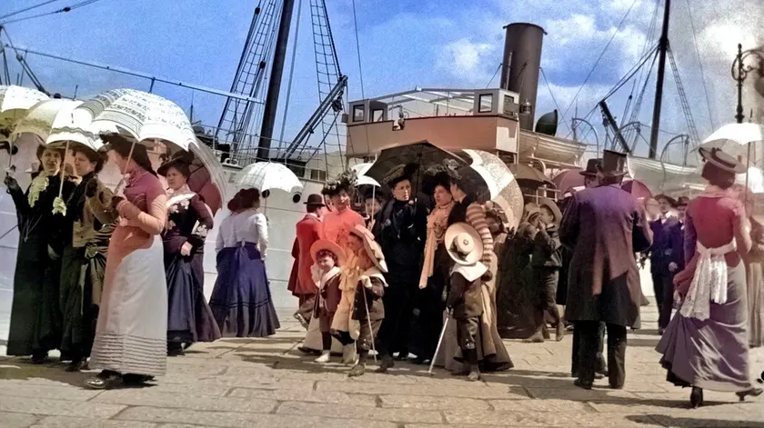 Un rito senza tempo: il passeggio sul molo San Carlo (ora Audace)