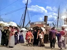 Un rito senza tempo: il passeggio sul molo San Carlo (ora Audace)