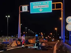 I soccorritori all’uscita di via Malaspina, dove è avvenuta la collisione fra le due moto Foto Massimo Silvano