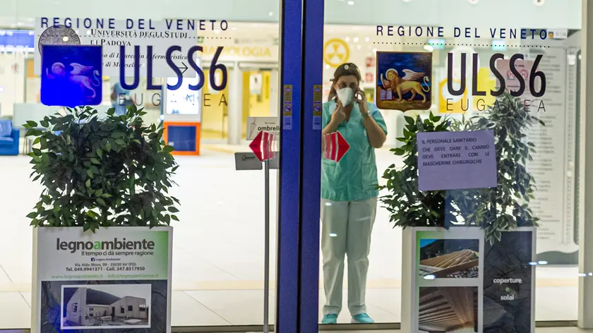 Un?infermiera con mascherina Ffpr