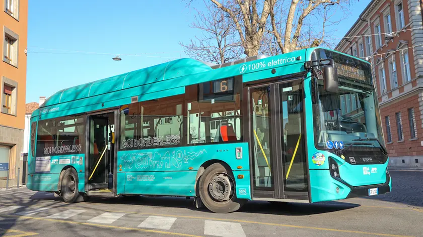 Uno dei nuovi autobus elettrici in circolazione in città. Sotto il direttore di Apt Luca Di Benedetto foto Daniele Tibaldi