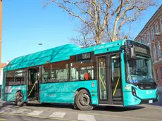 Uno dei nuovi autobus elettrici in circolazione in città. Sotto il direttore di Apt Luca Di Benedetto foto Daniele Tibaldi
