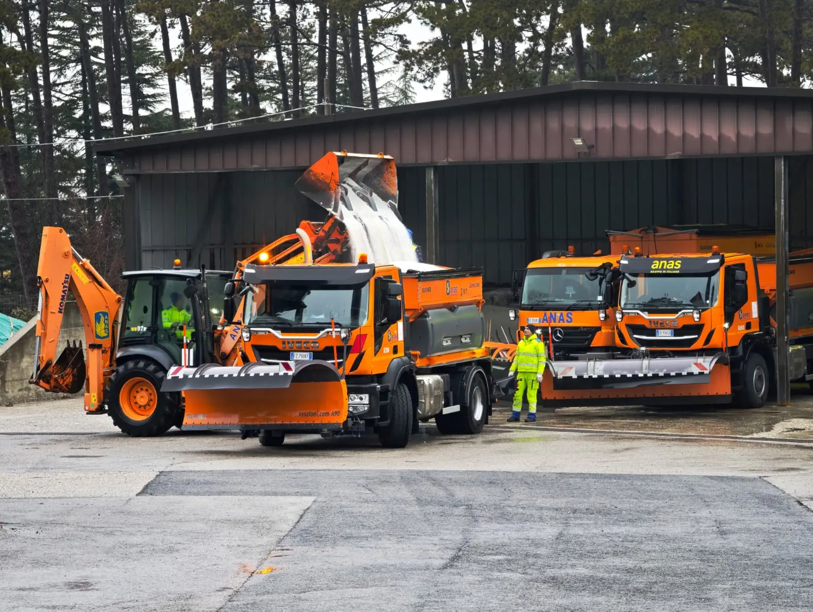 I mezzi spargisale dell'Anas a Banne. Foto Lasorte