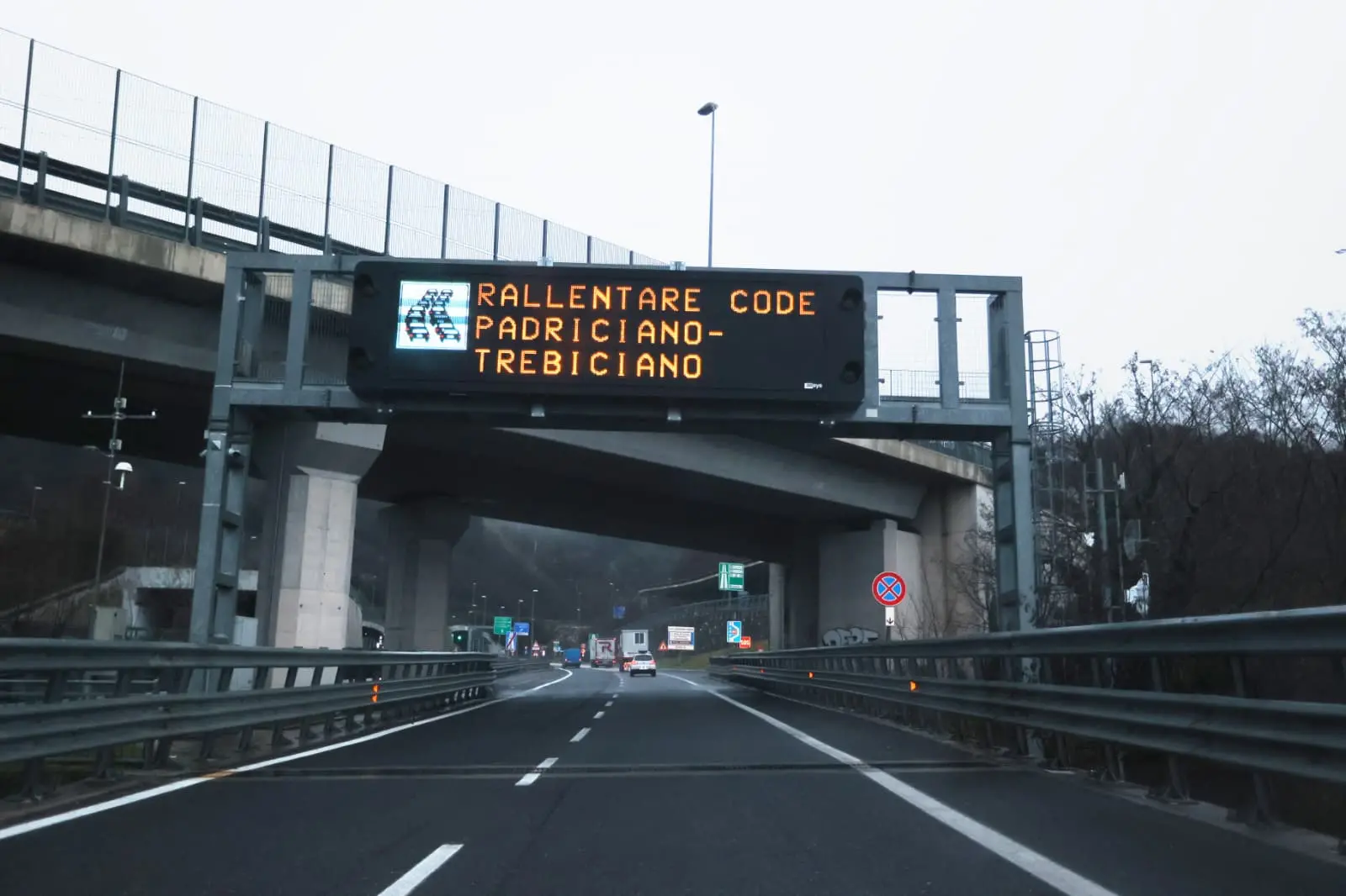 Rallentamenti e code alle 10 lungo il raccordo autostradale di Trieste. Foto Lasorte