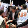Il coach Israel Gonzalez durante un timeout foto Bruni