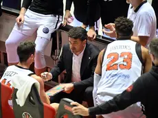 Il coach Israel Gonzalez durante un timeout foto Bruni