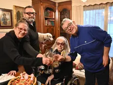 Il brindisi per i 102 anni di Giovanna Grando Foto Francesco Bruni