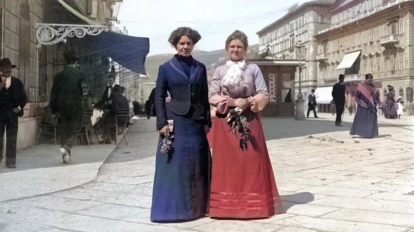 Una delle immagini del fotografo misterioso di trieste colorate dalla AI: due donne in via del Torrente (oggi Carducci)