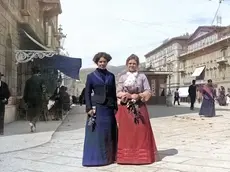 Una delle immagini del fotografo misterioso di trieste colorate dalla AI: due donne in via del Torrente (oggi Carducci)