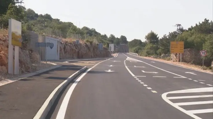 Un tratto della ricostruita strada Faresina - Lussinpiccolo (foto Radiotelevisione croata)